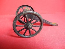 alte Lafette aus Metall aus